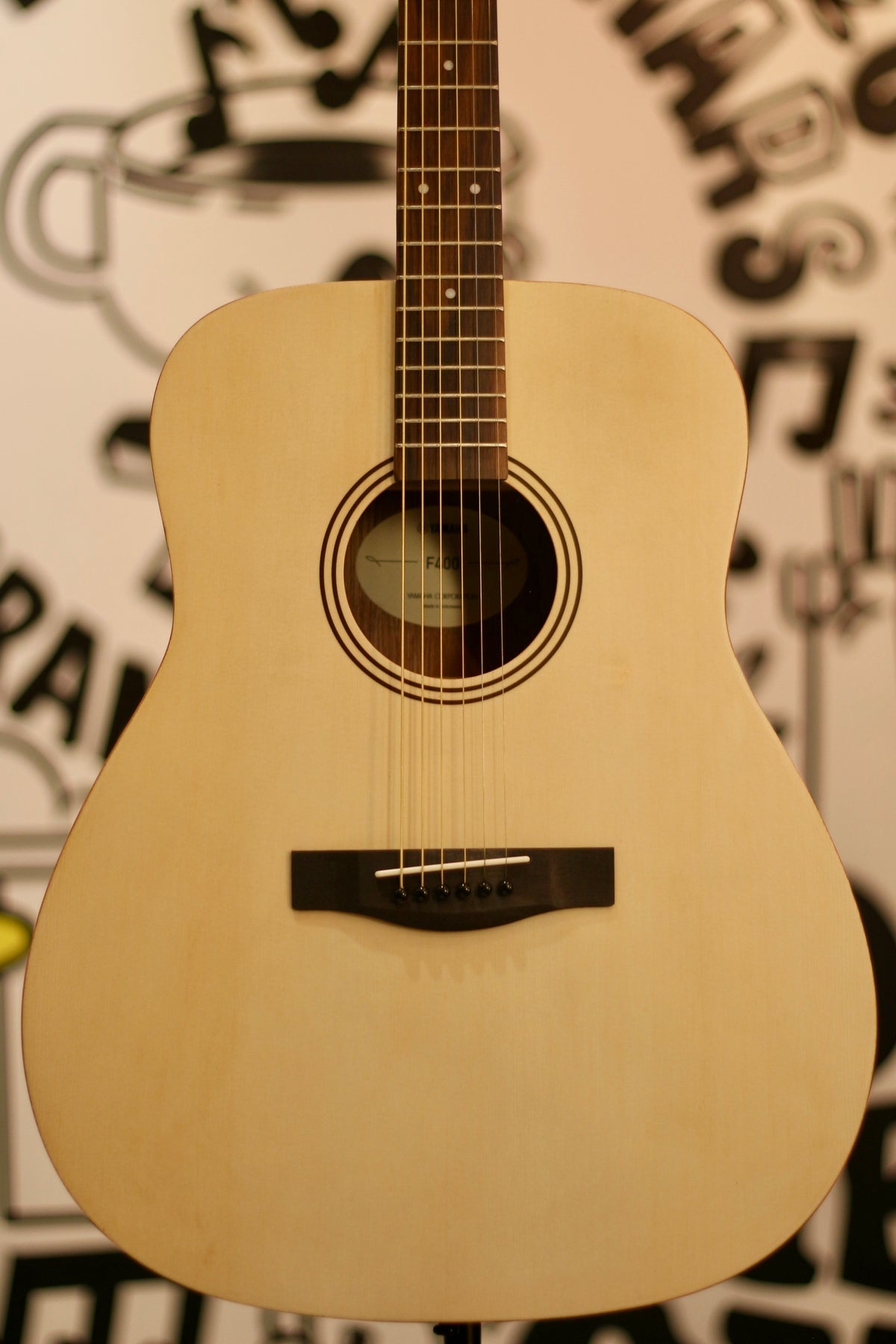 Yamaha F400 acoustic guitar, a great first guitar for beginners