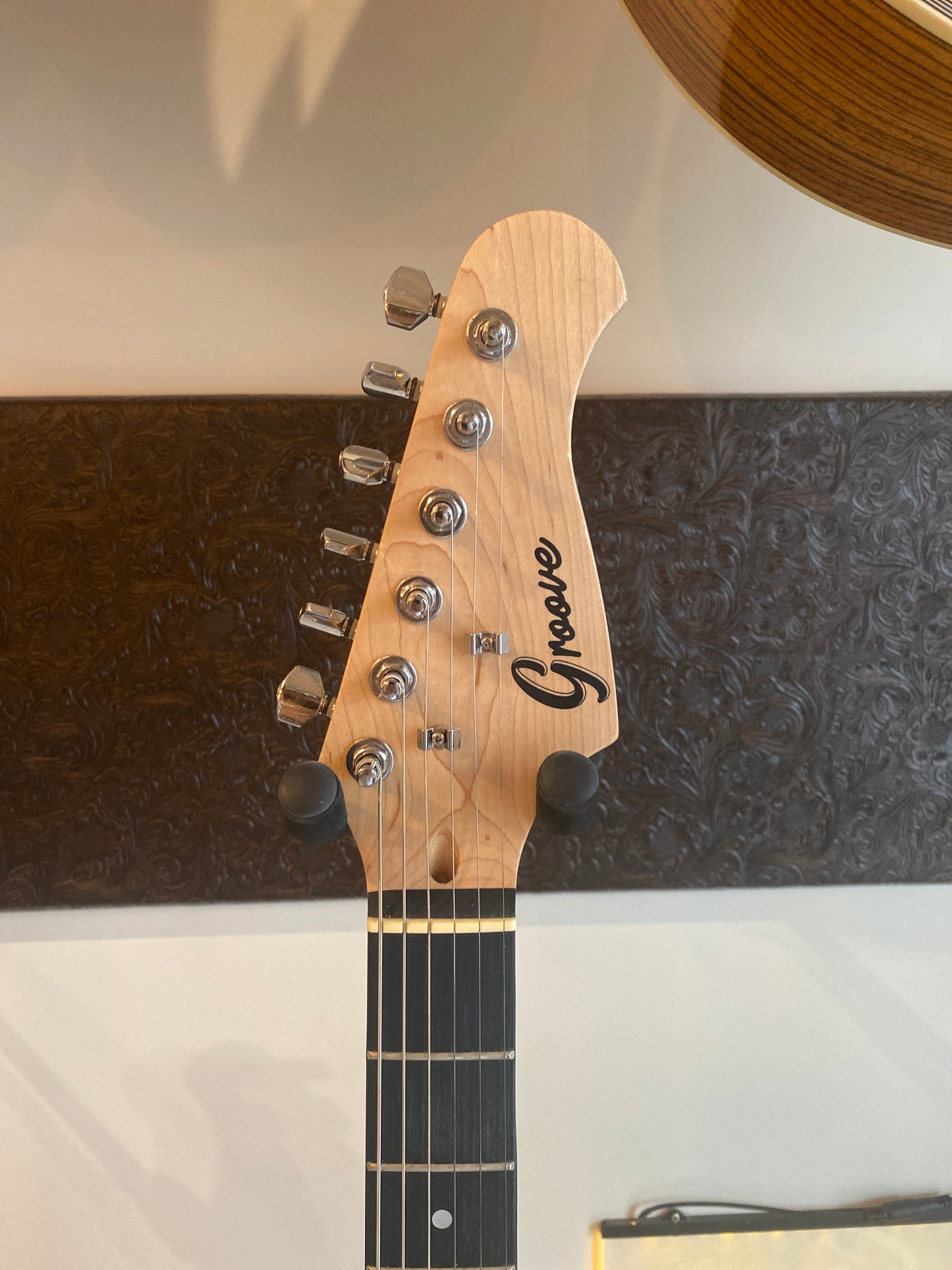 Groove Strat-Shaped Electric Guitar - Cherry Burst