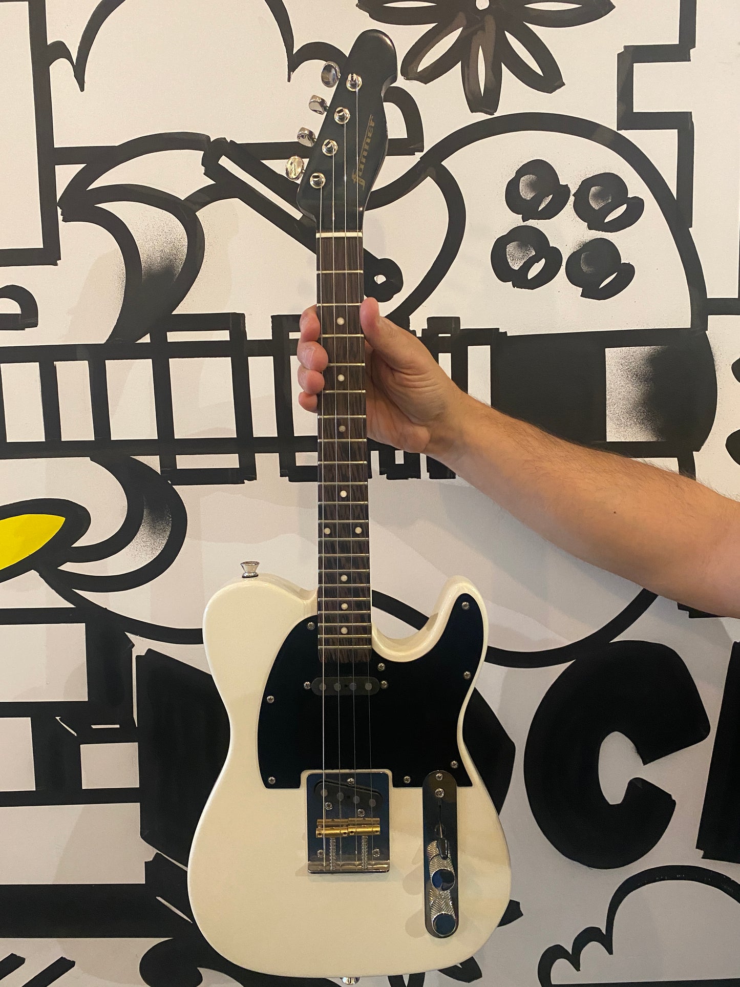 Fanner Custom Tele-Style Ukulele – Vintage White
