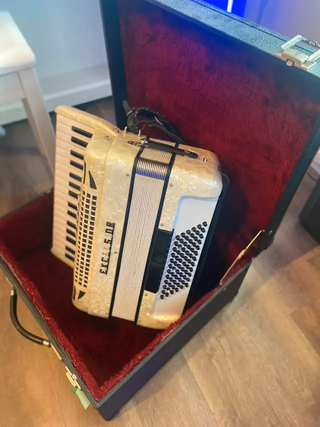 Excelsior Vintage Accordion – 34-Key / 72-Bass – Pearl White Fin