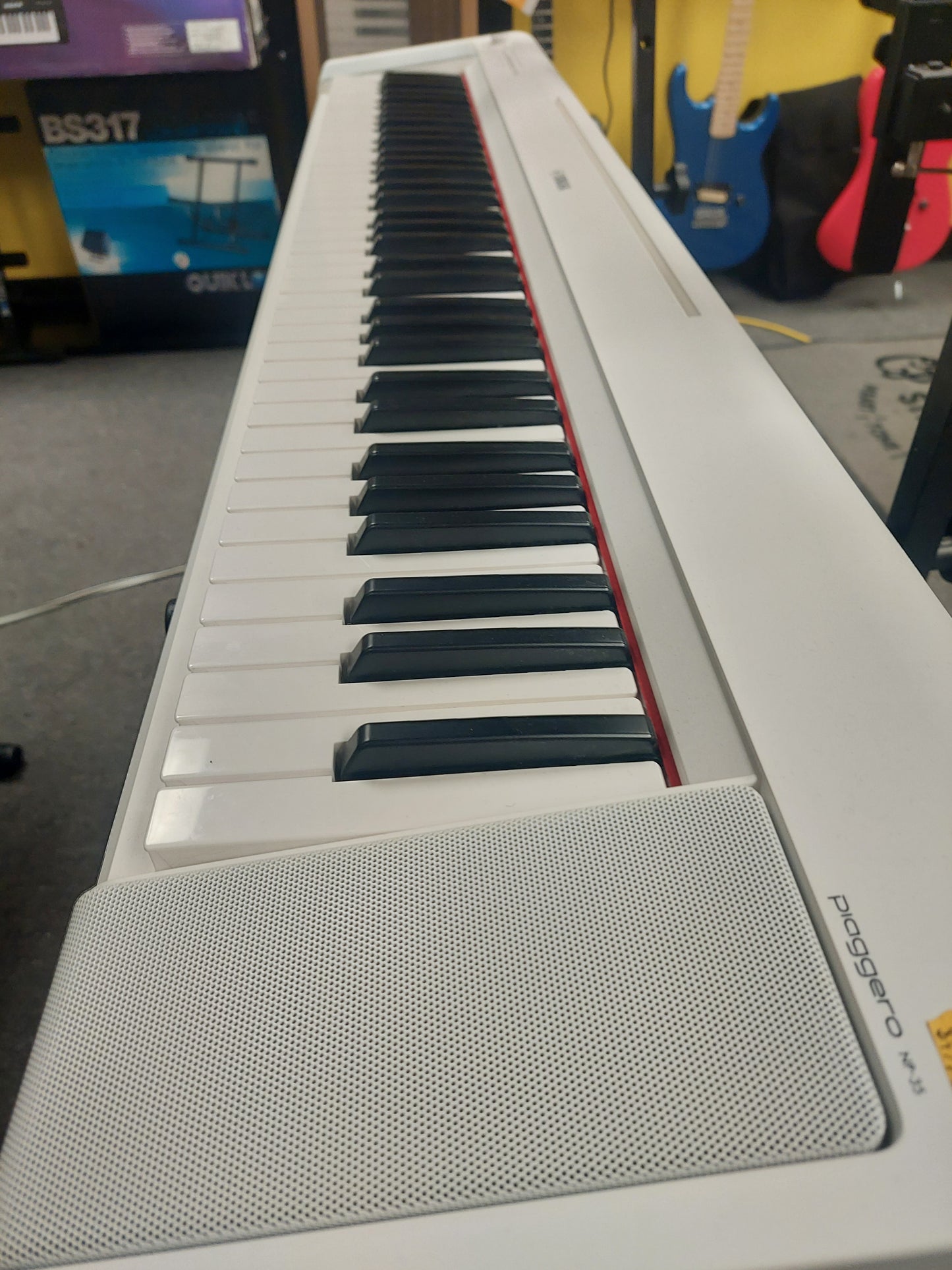 Yamaha Piaggero NP-35 76-Key Digital Piano - White