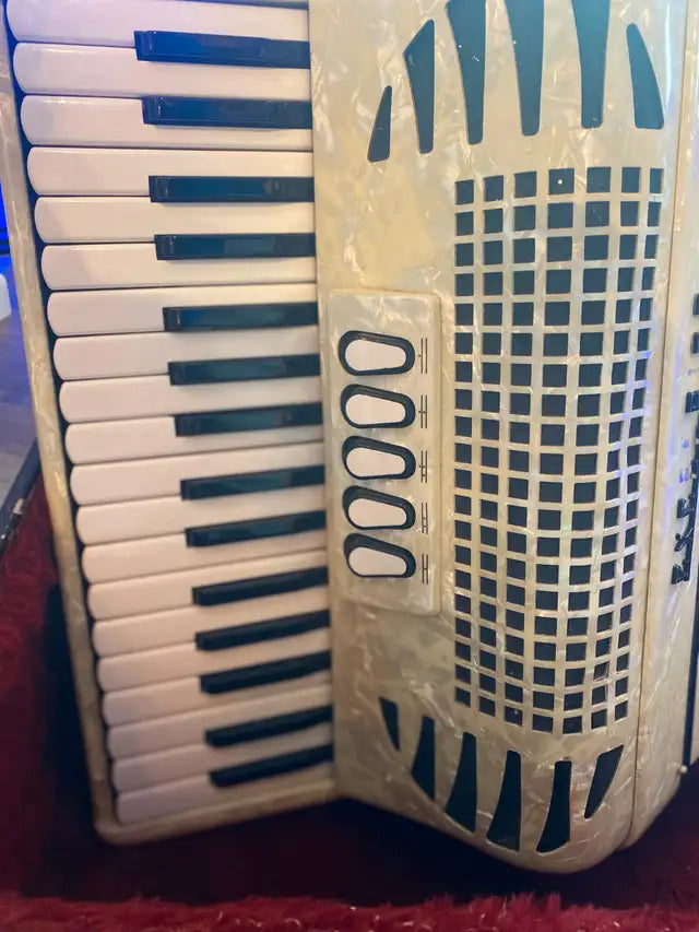 Excelsior Vintage Accordion – 34-Key / 72-Bass – Pearl White Fin