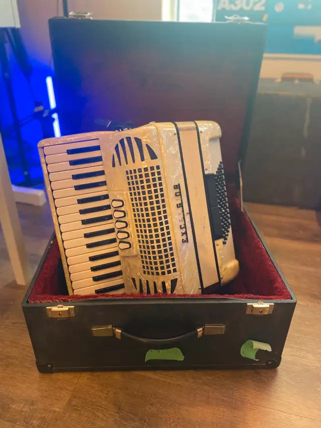 Excelsior Vintage Accordion – 34-Key / 72-Bass – Pearl White Fin