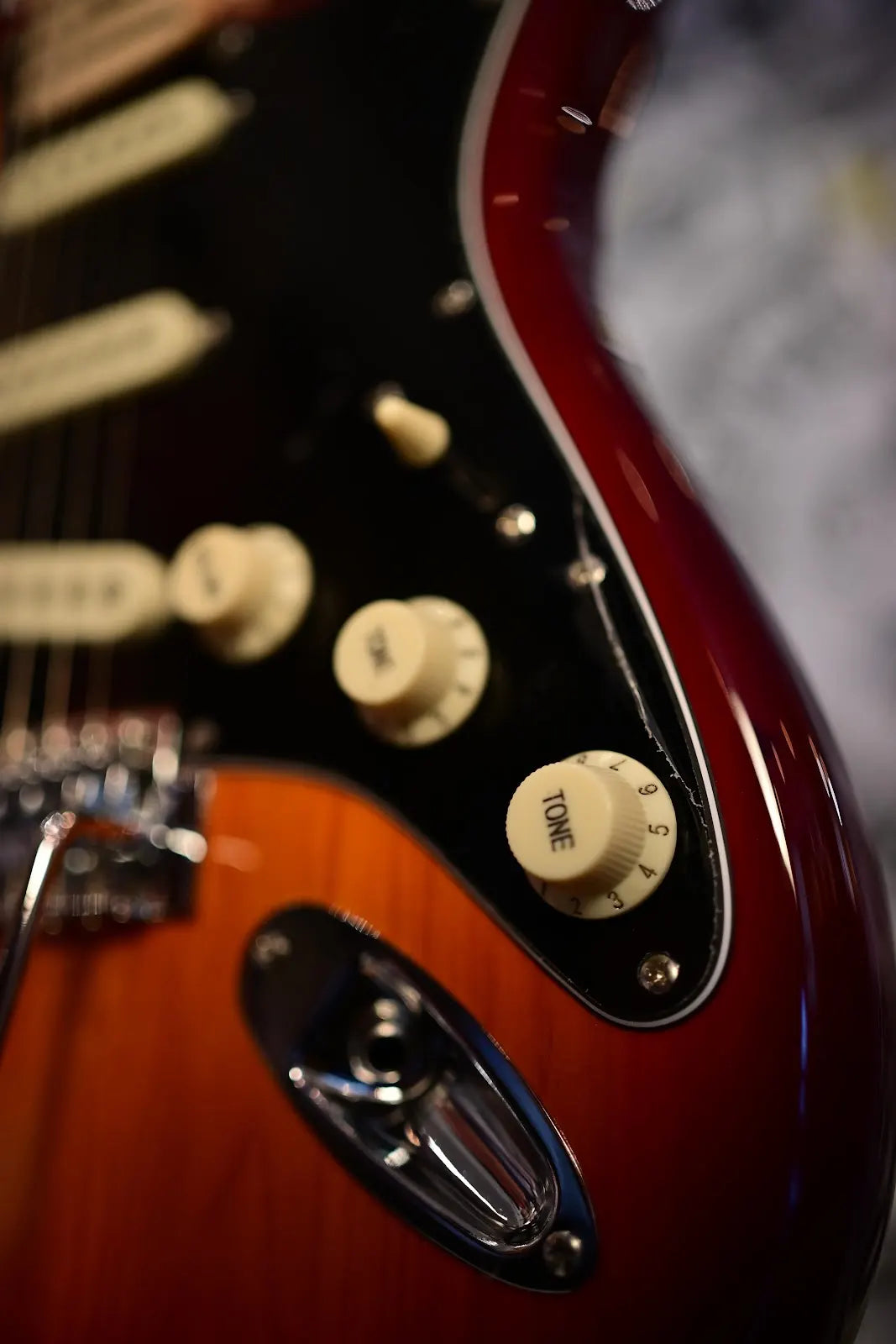 Groove Strat-Shaped Electric Guitar