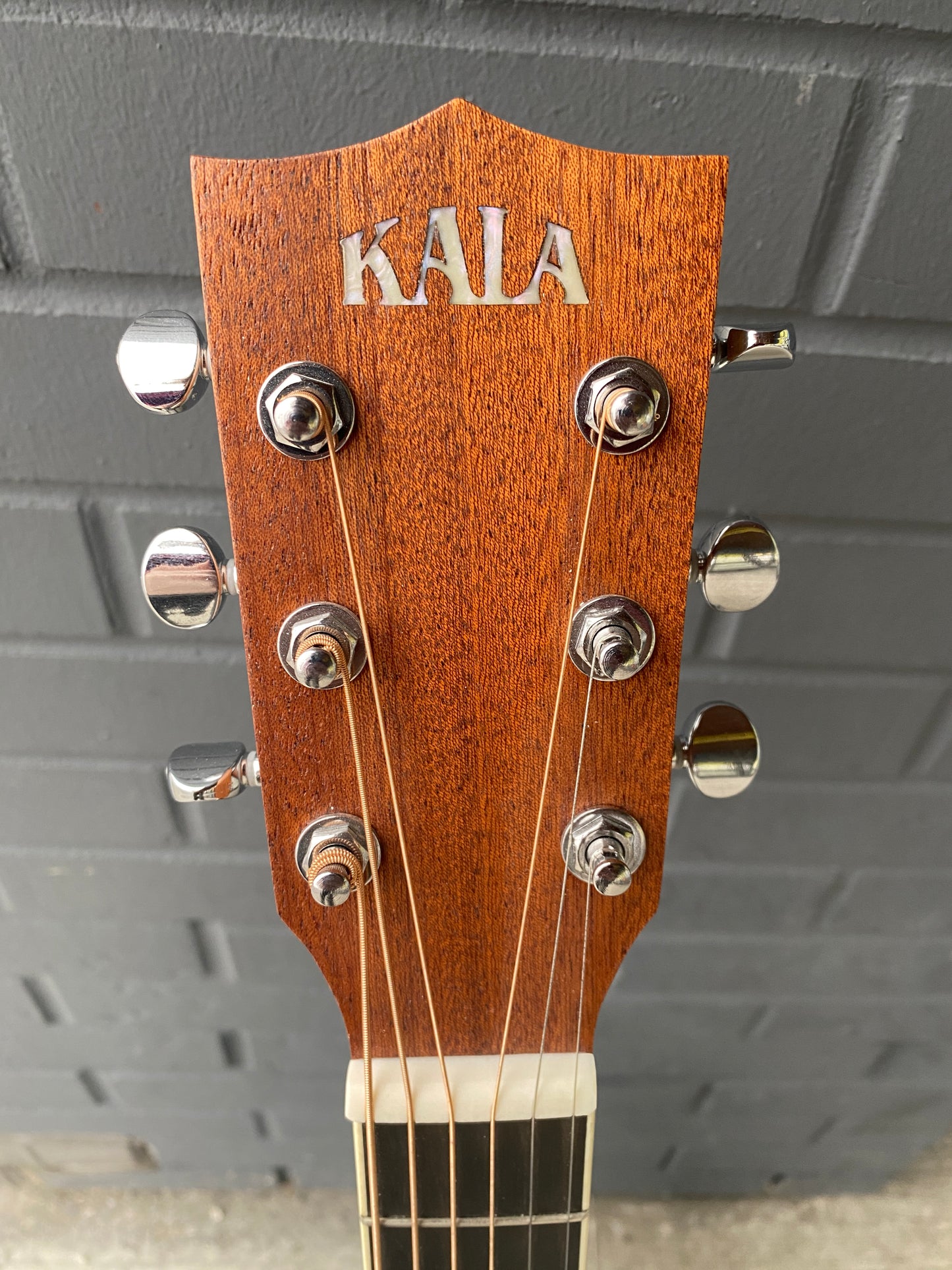 Kala Spruce Mini Guitar KA-GTR-OM-SEB