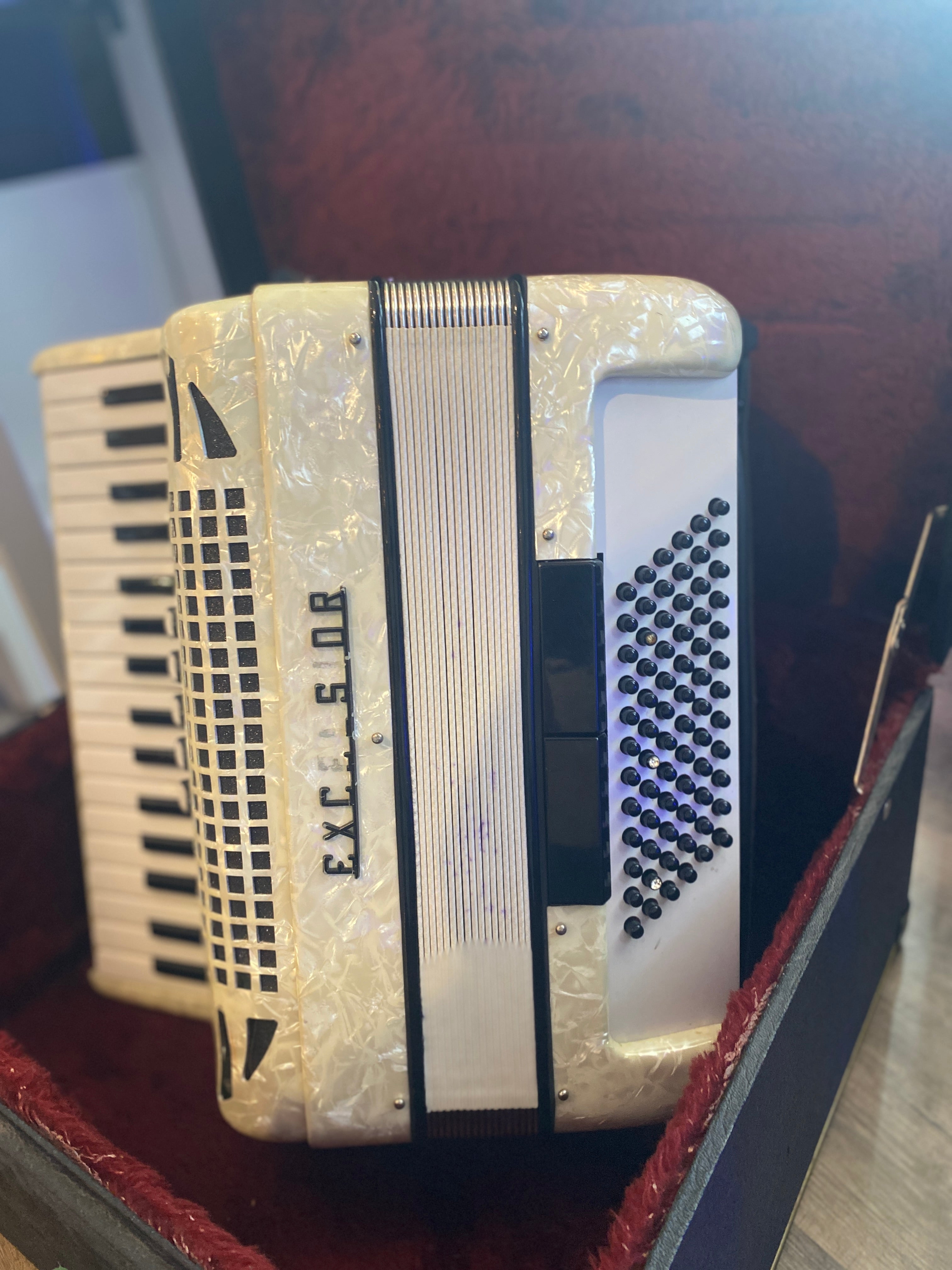 Excelsior Vintage Accordion – 34-Key / 72-Bass – Pearl White Fin