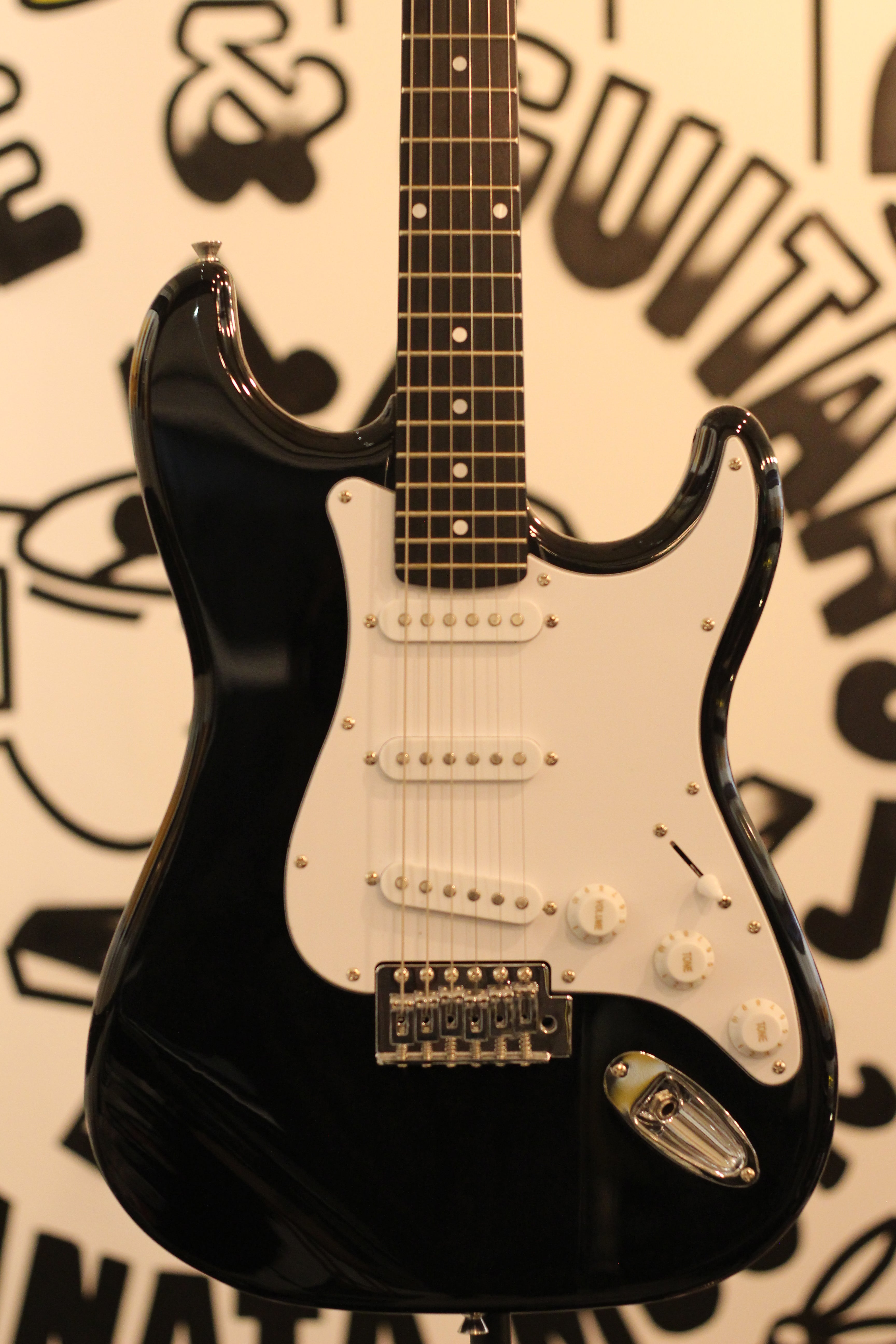 Groove Strat-Shaped Electric Guitar - Black – Granata Music Ltd