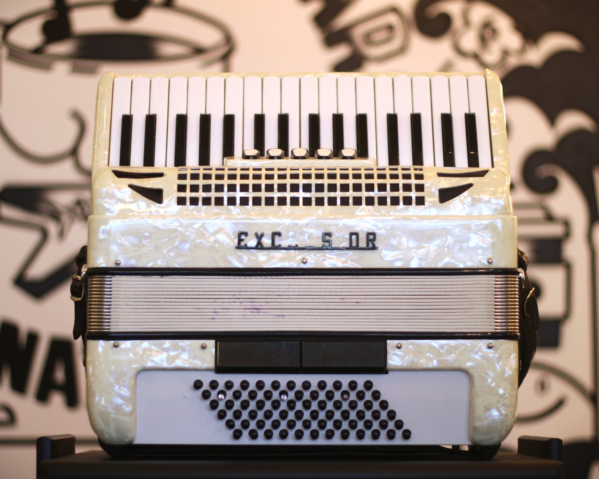 Excelsior Vintage Accordion – 34-Key / 72-Bass – Pearl White Fin 